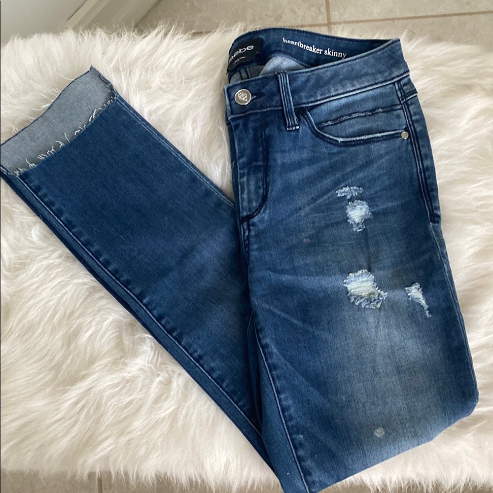 😍 NWOT Bebe Skinny Blue Jeans 👖 with Distressed Details size 27